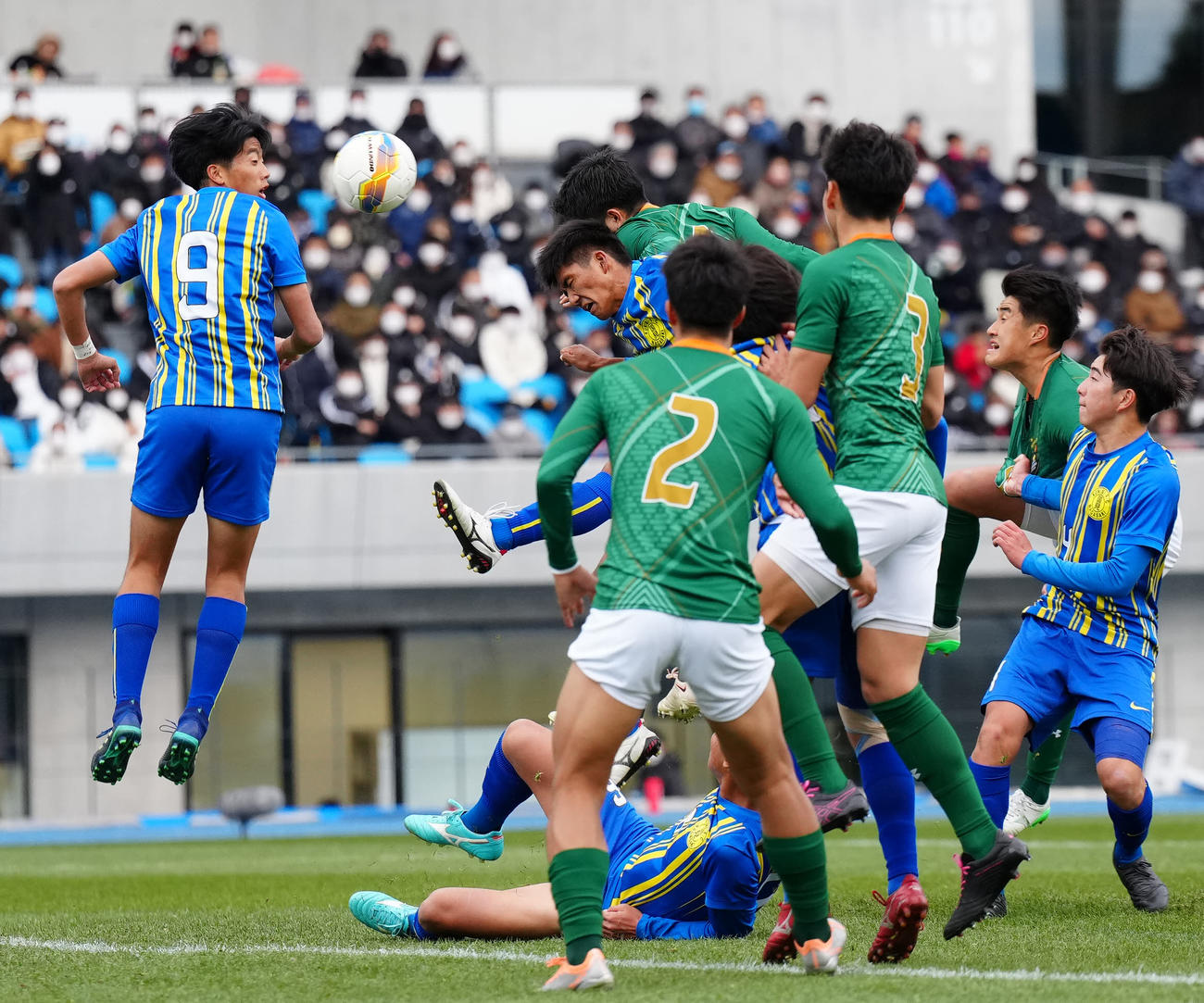 青森山田対国見　前半、ヘディングで先制ゴールを決める青森山田・三橋（中央後方）（撮影・江口和貴）