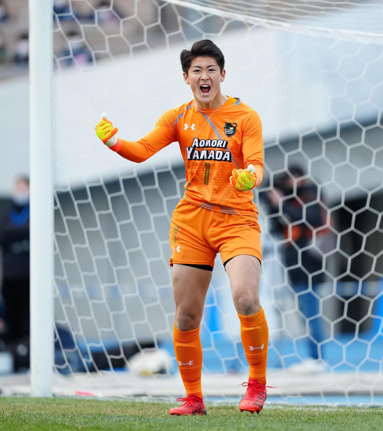 青森山田対国見　PK戦で2人目のシュートを止め、ガッツポーズを見せる青森山田GK鈴木（撮影・江口和貴）