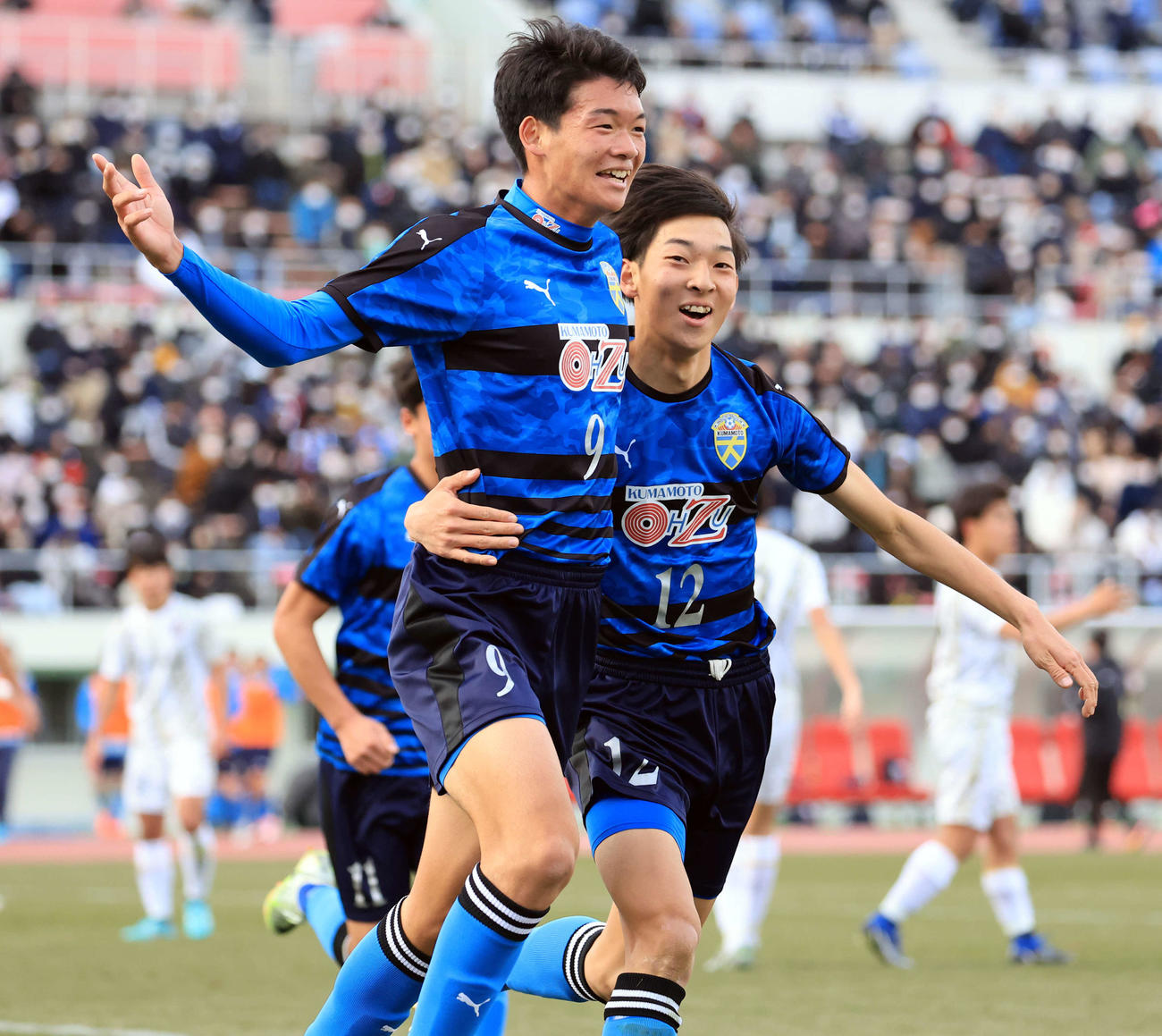 日本文理対大津　後半、チーム2点目のゴールを決めた大津FW小林（左）は、アシストのDF田辺と肩を組み喜ぶ（撮影・浅見桂子）