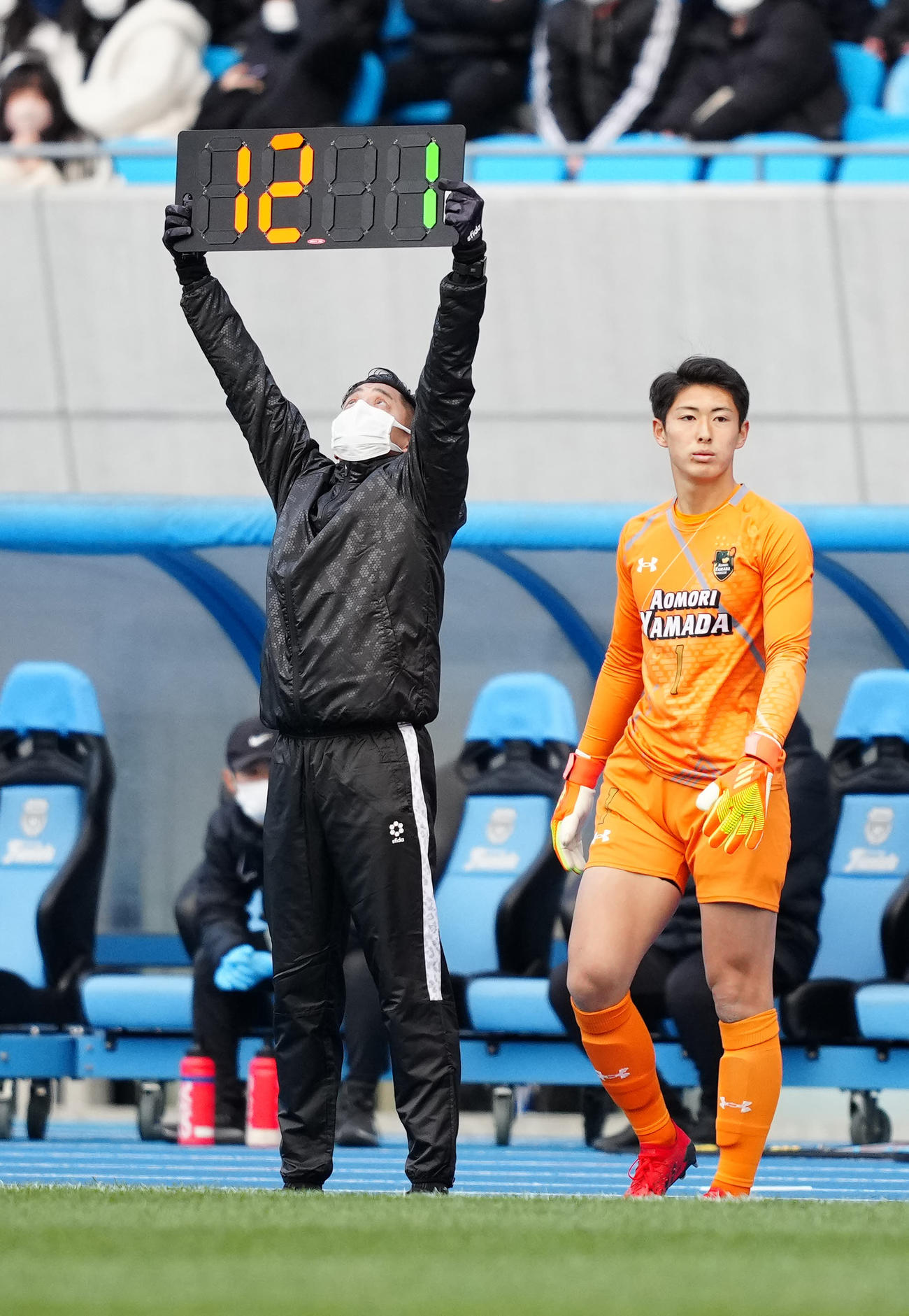 青森山田対国見　後半、試合終了間際に交代する青森山田GK鈴木（右）（撮影・江口和貴）