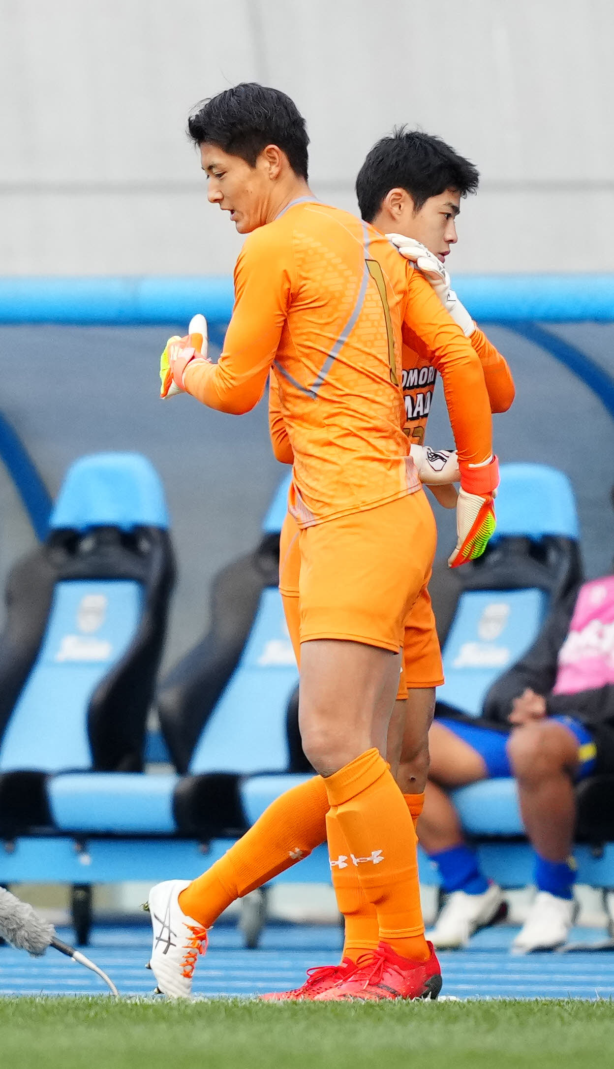 青森山田対国見　後半、試合終了間際に青森山田GK葛西（後方）と交代するGK鈴木（撮影・江口和貴）