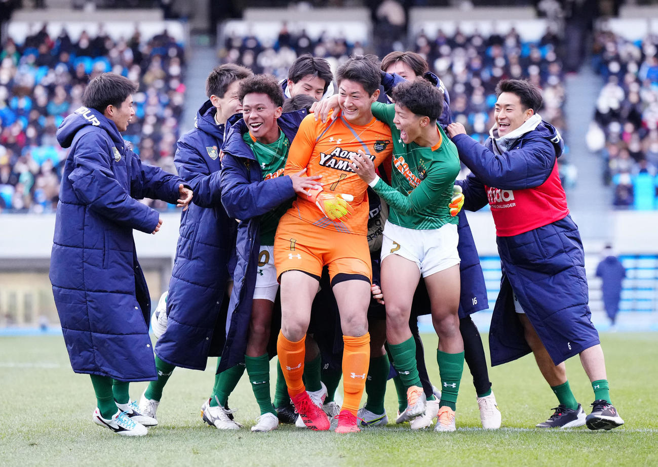 青森山田対国見　PK戦で勝利し、GK鈴木（中央）を祝福する青森山田の選手たち（撮影・江口和貴）