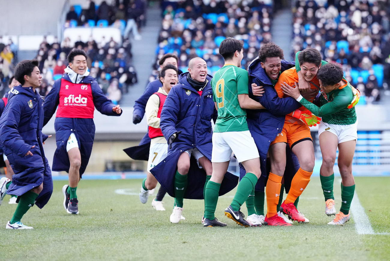 青森山田対国見　PK戦で勝利し、GK鈴木（右から2人目）を祝福する青森山田の選手たち（撮影・江口和貴）