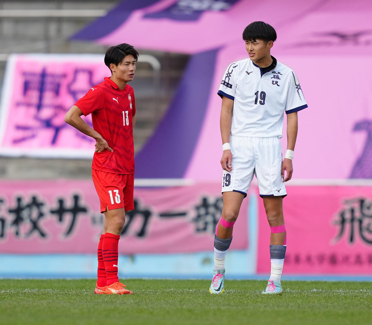 日大藤沢対神村学園　後半、言葉を交わす神村学園・福田（左）と日大藤沢・森重（撮影・江口和貴）