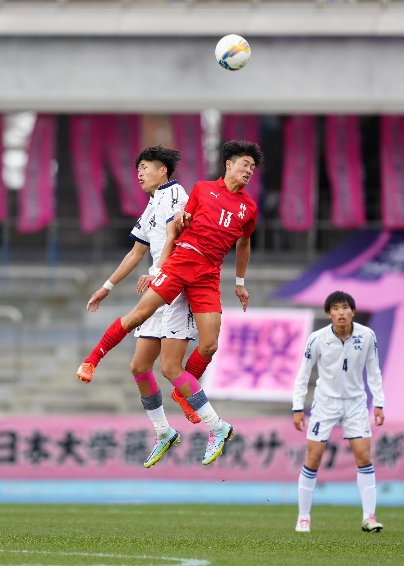 日大藤沢対神村学園　後半、ヘディングで競り合う神村学園・福田（右）と日大藤沢・森重（撮影・江口和貴）