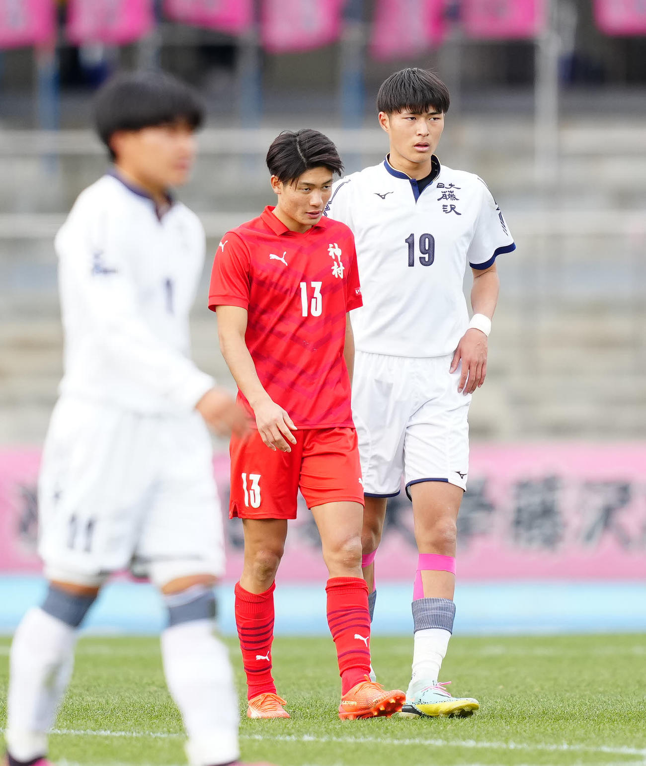 日大藤沢対神村学園　後半に臨む神村学園・福田（左）と日大藤沢・森重（撮影・江口和貴）