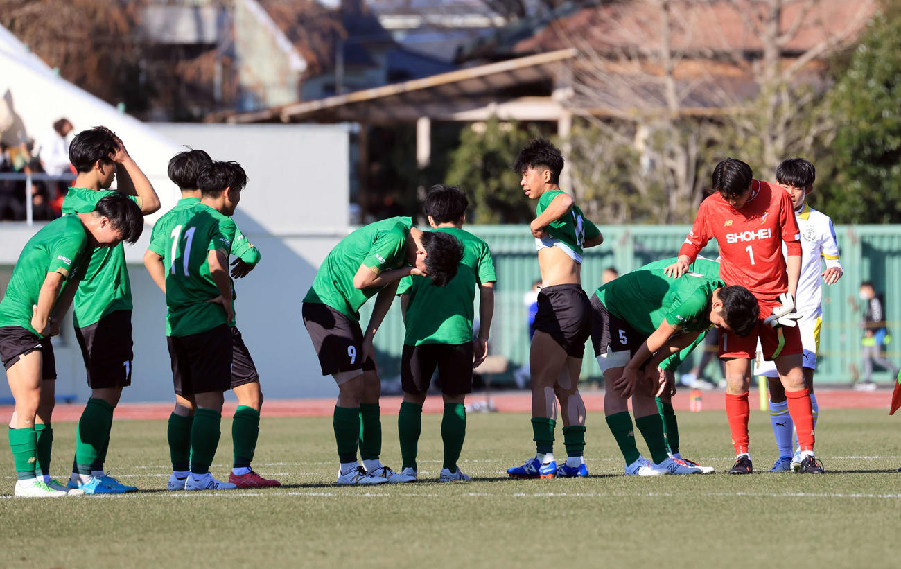 前橋育英対昌平　1－2で敗れ、悔しがる昌平イレブン（撮影・浅見桂子）