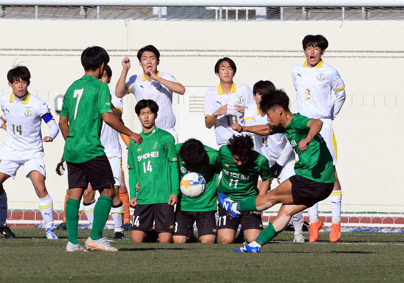 前橋育英対昌平　後半、FKを蹴る昌平MF荒井（右）（撮影・浅見桂子）