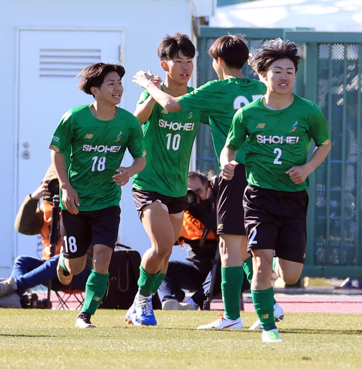 前橋育英対昌平　前半、ゴールを決めイレブンと喜び合う昌平MF荒井（中央）（撮影・浅見桂子）