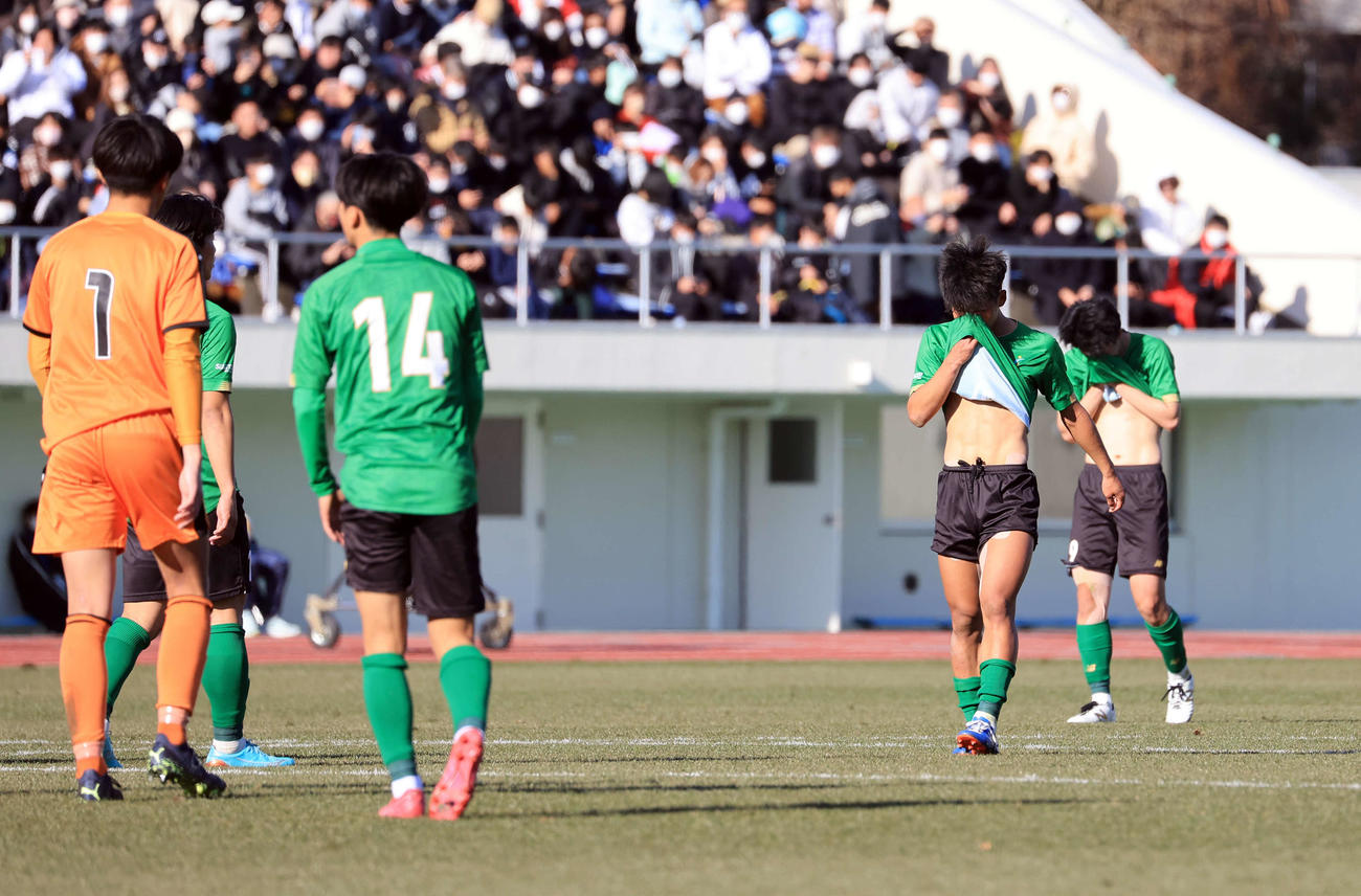 前橋育英対昌平　1－2で敗れ、悔しがる荒井（右から2人目）ら昌平イレブン（撮影・浅見桂子）