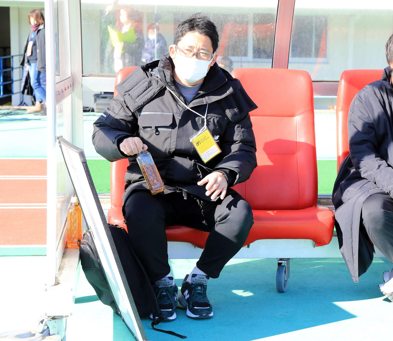 前橋育英対昌平　試合を見つめる昌平の藤島監督（撮影・浅見桂子）