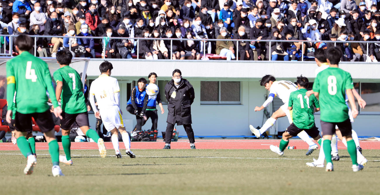 前橋育英対昌平　試合を見つめる昌平の藤島監督（中央）（撮影・浅見桂子）