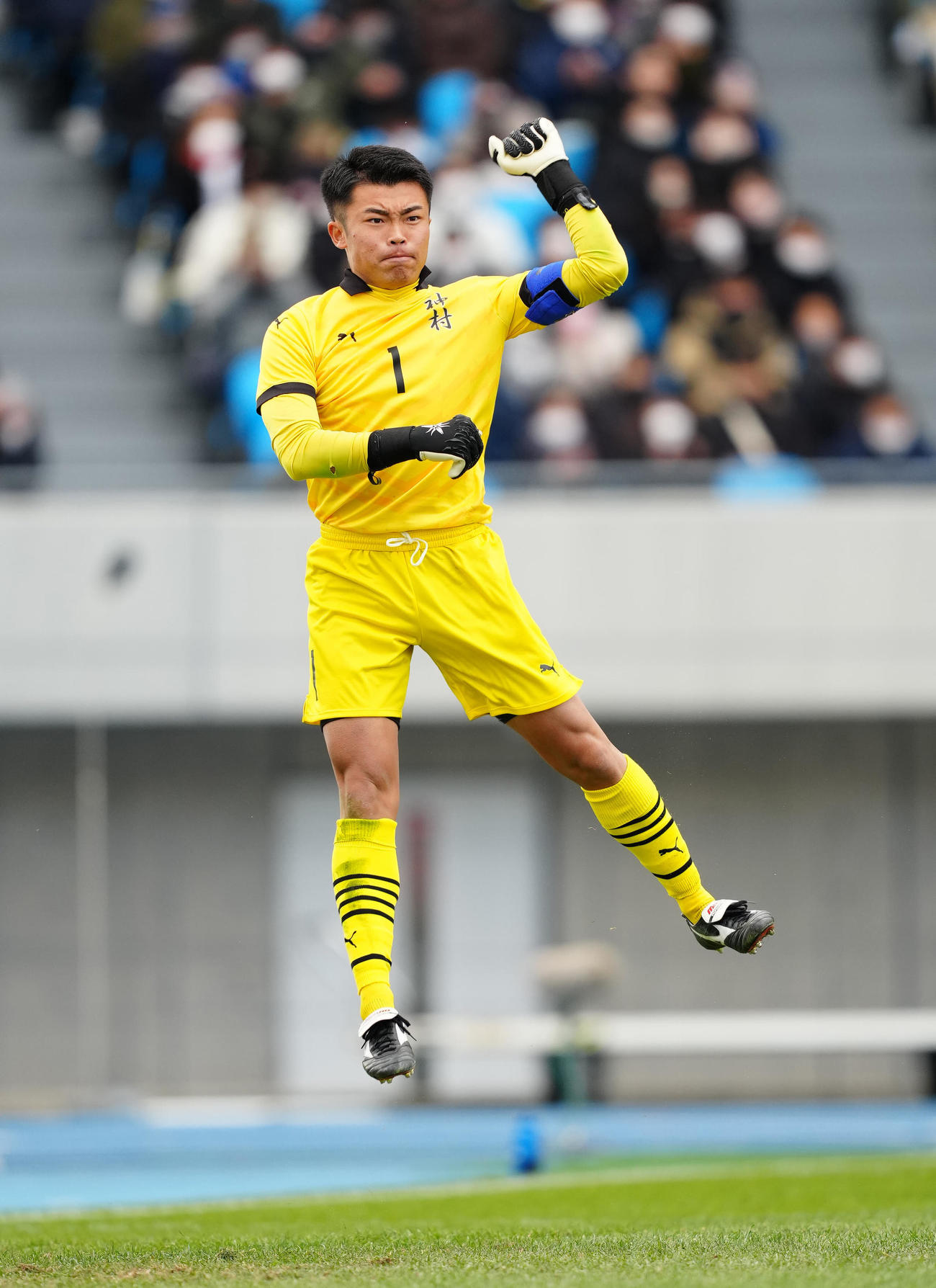 日大藤沢対神村学園　PK戦でシュートを止め、ジャンプする神村学園GK広川（撮影・江口和貴）