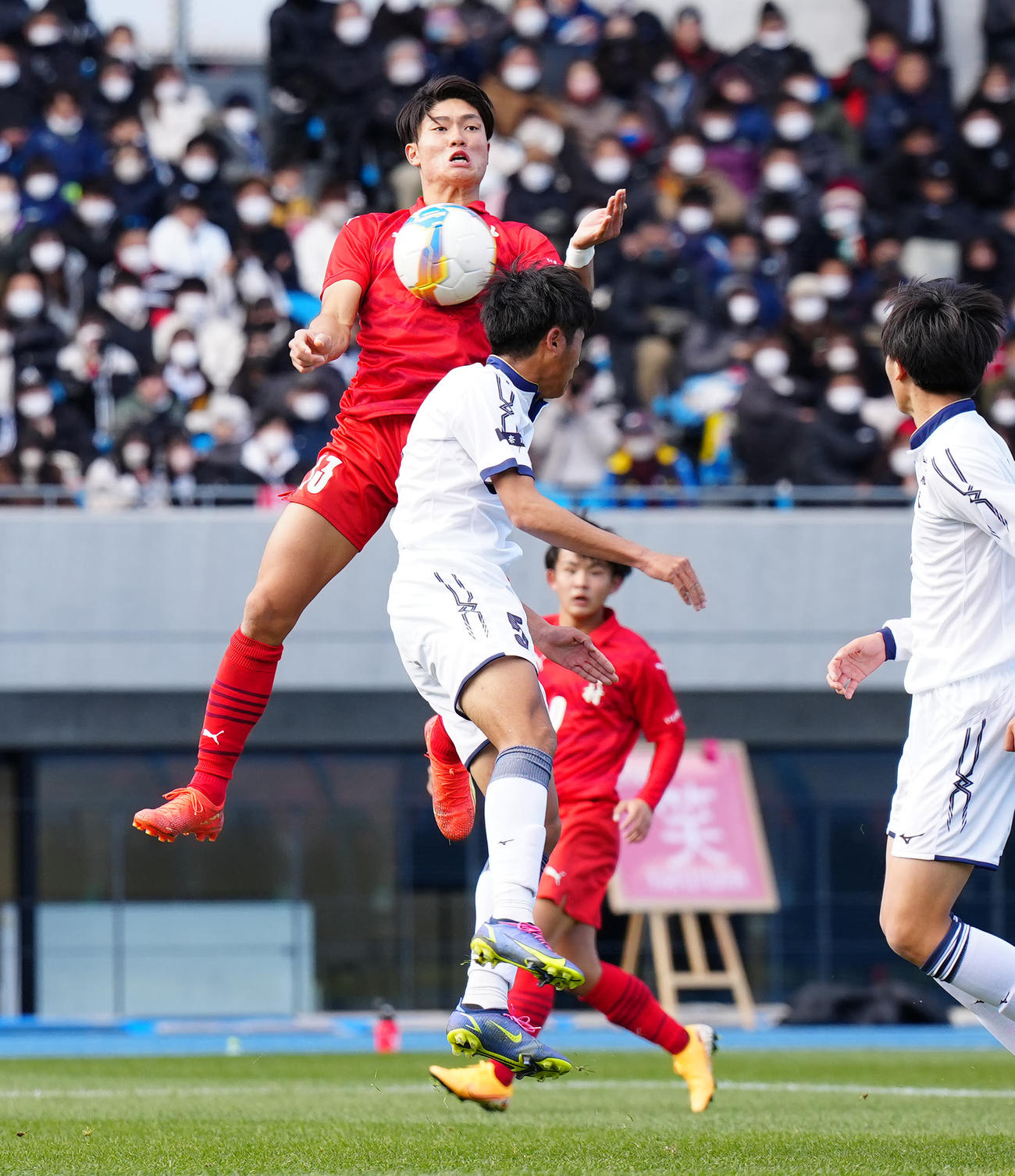 日大藤沢対神村学園　前半、トラップする神村学園・福田（撮影・江口和貴）