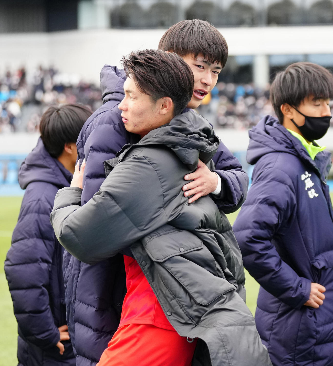 日大藤沢対神村学園　試合後、あいさつを交わす日大藤沢・森重（左）と神村学園・福田（撮影・江口和貴）