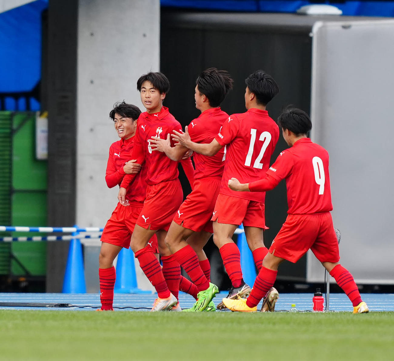日大藤沢対神村学園　後半、同点ゴールを決めた神村学園・大川（左から2人目）（撮影・江口和貴）