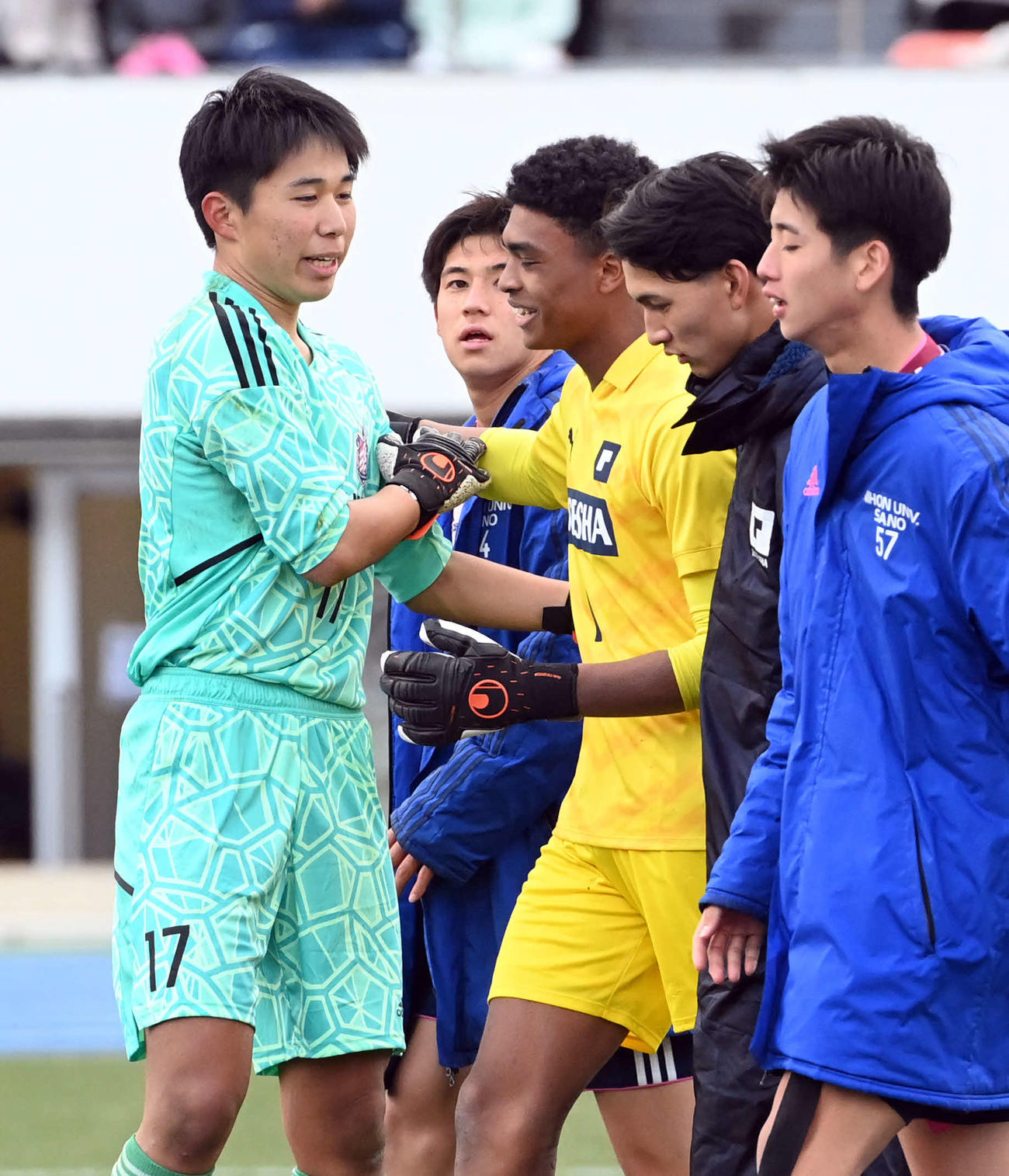 佐野日大対履正社　PK戦の末、勝利した佐野日大GK平岡倖輝（左）は、履正社GKジョンと健闘をたたえ合う（撮影・たえ見朱実）
