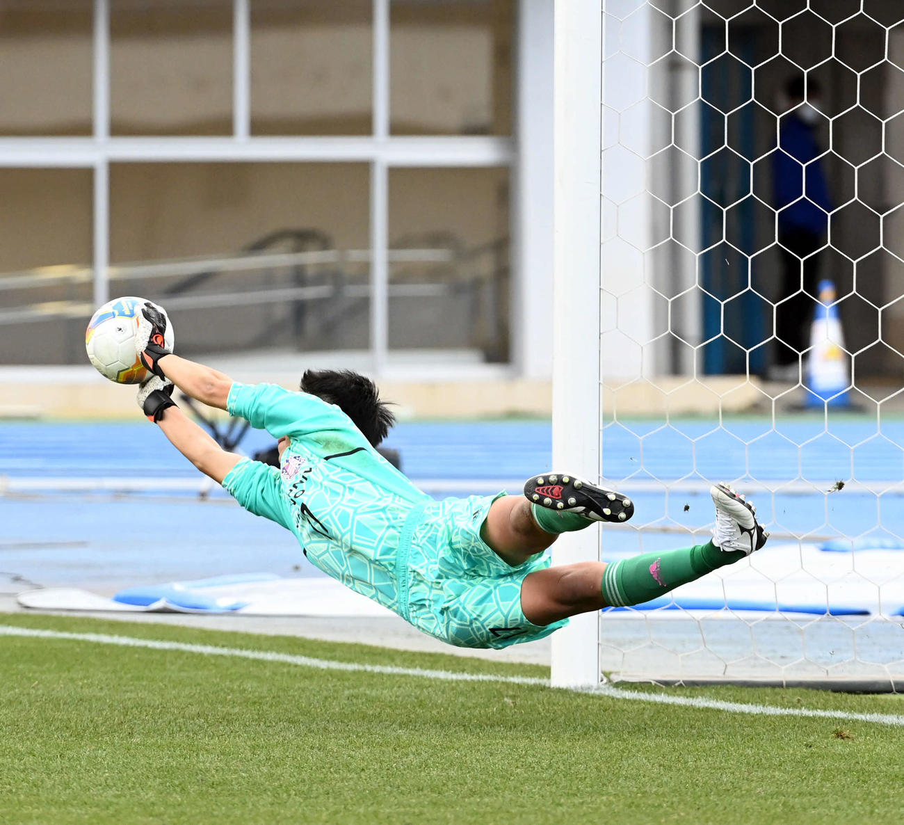 佐野日大対履正社　3人目のキッカー履正社・小田村のPKを止める佐野日大GK平岡（撮影・たえ見朱実）