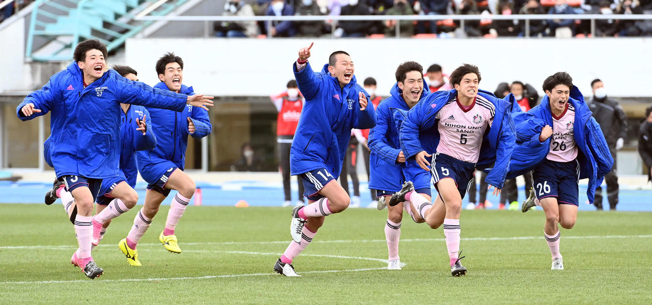 佐野日大対履正社　PK戦を制し履正社に勝利した佐野日大（撮影・たえ見朱実）