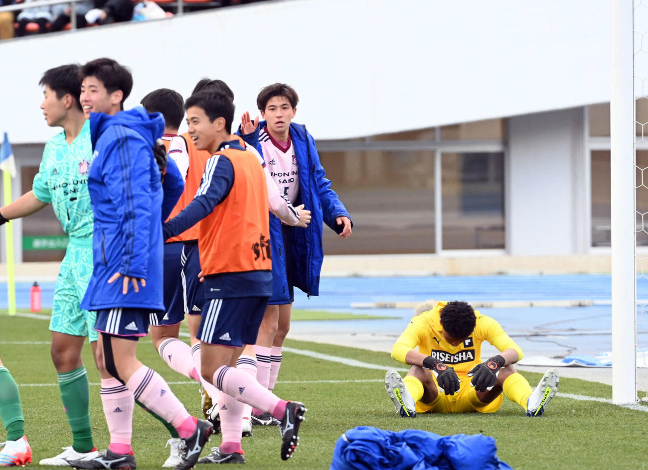 佐野日大対履正社　PK戦の末、敗れ肩を落とす、履正社GKジョン（右端）（撮影・たえ見朱実）