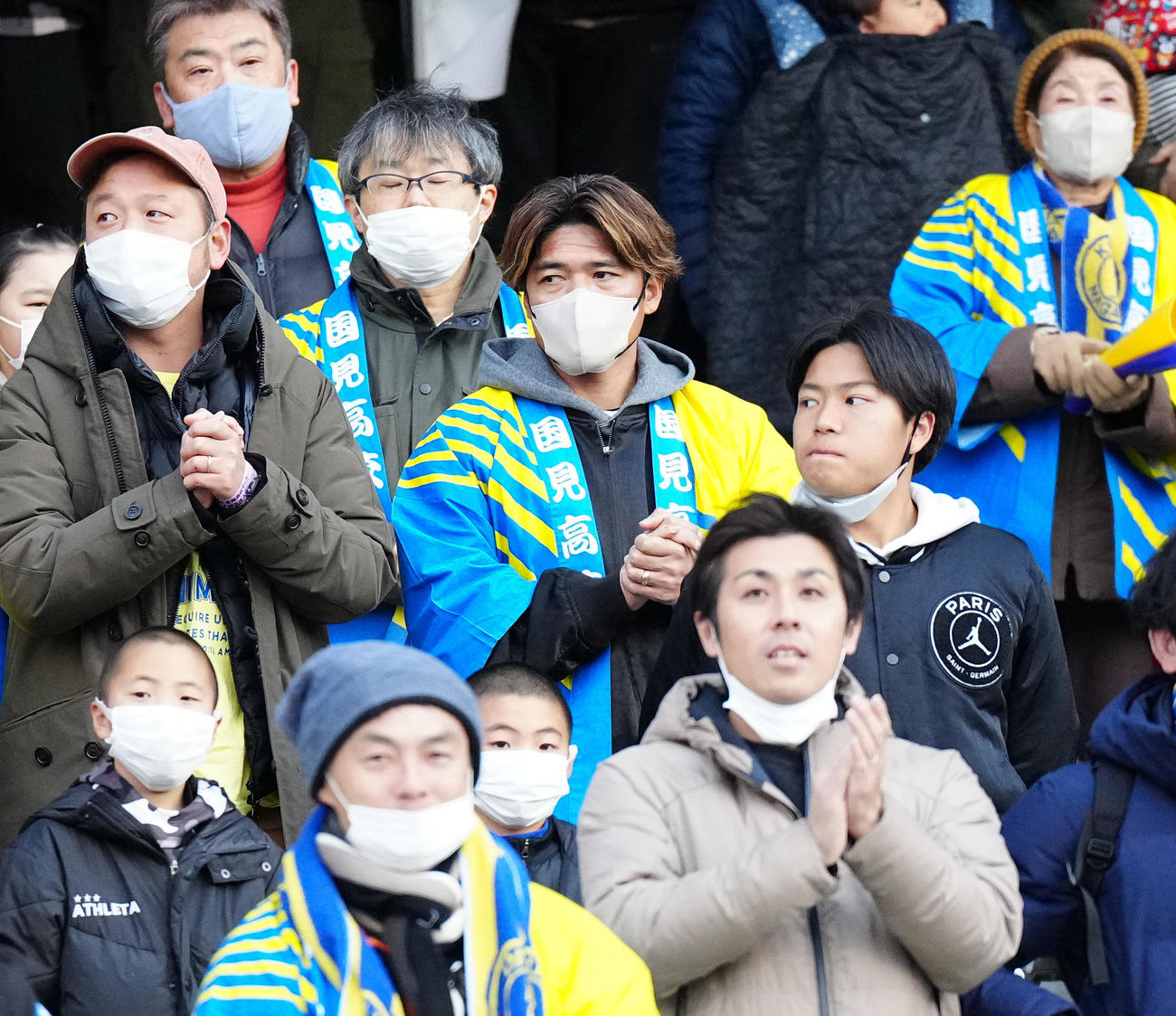 青森山田対国見　PK戦で敗れた母校国見の選手たちを応援席から見つめる大久保氏（中央）（撮影・江口和貴）