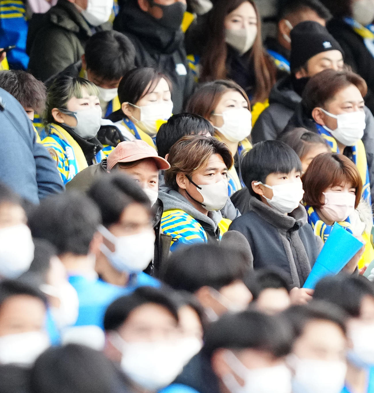青森山田対国見　PK戦で敗れた母校国見の選手たちを応援席から見つめる大久保氏（中央）（撮影・江口和貴）