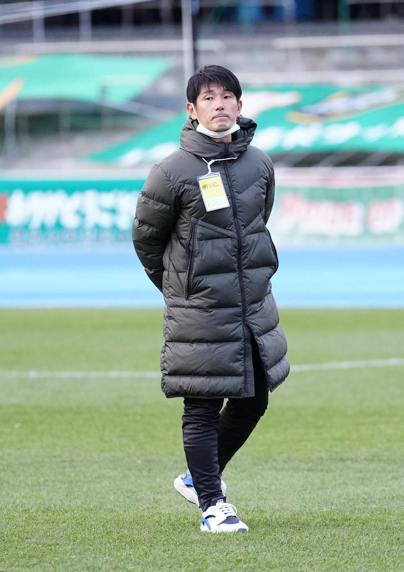 青森山田対国見　PK戦で敗れ、応援席にあいさつする国見・木藤監督（撮影・江口和貴）