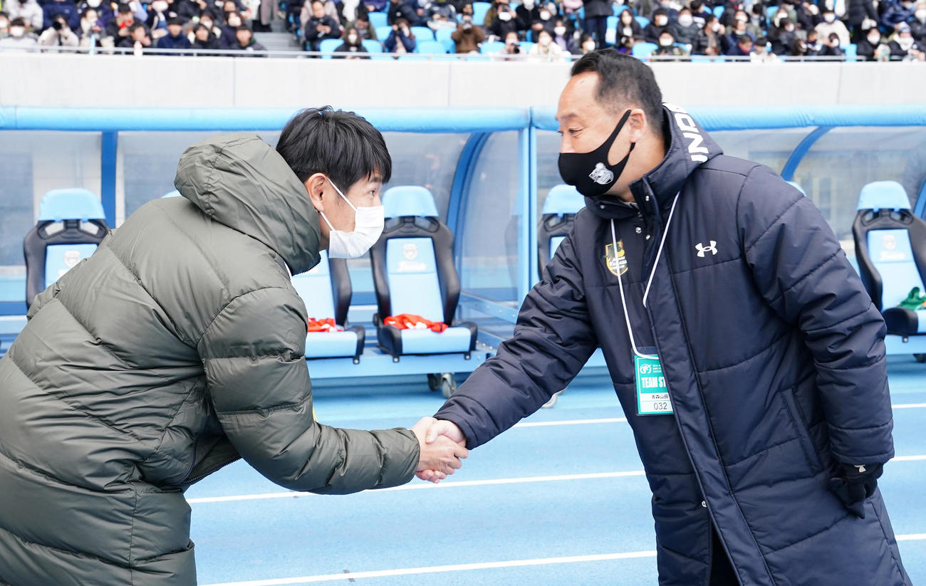 青森山田対国見　試合前、握手を交わす青森山田・黒田総監督（右）と国見・木藤監督（撮影・江口和貴）