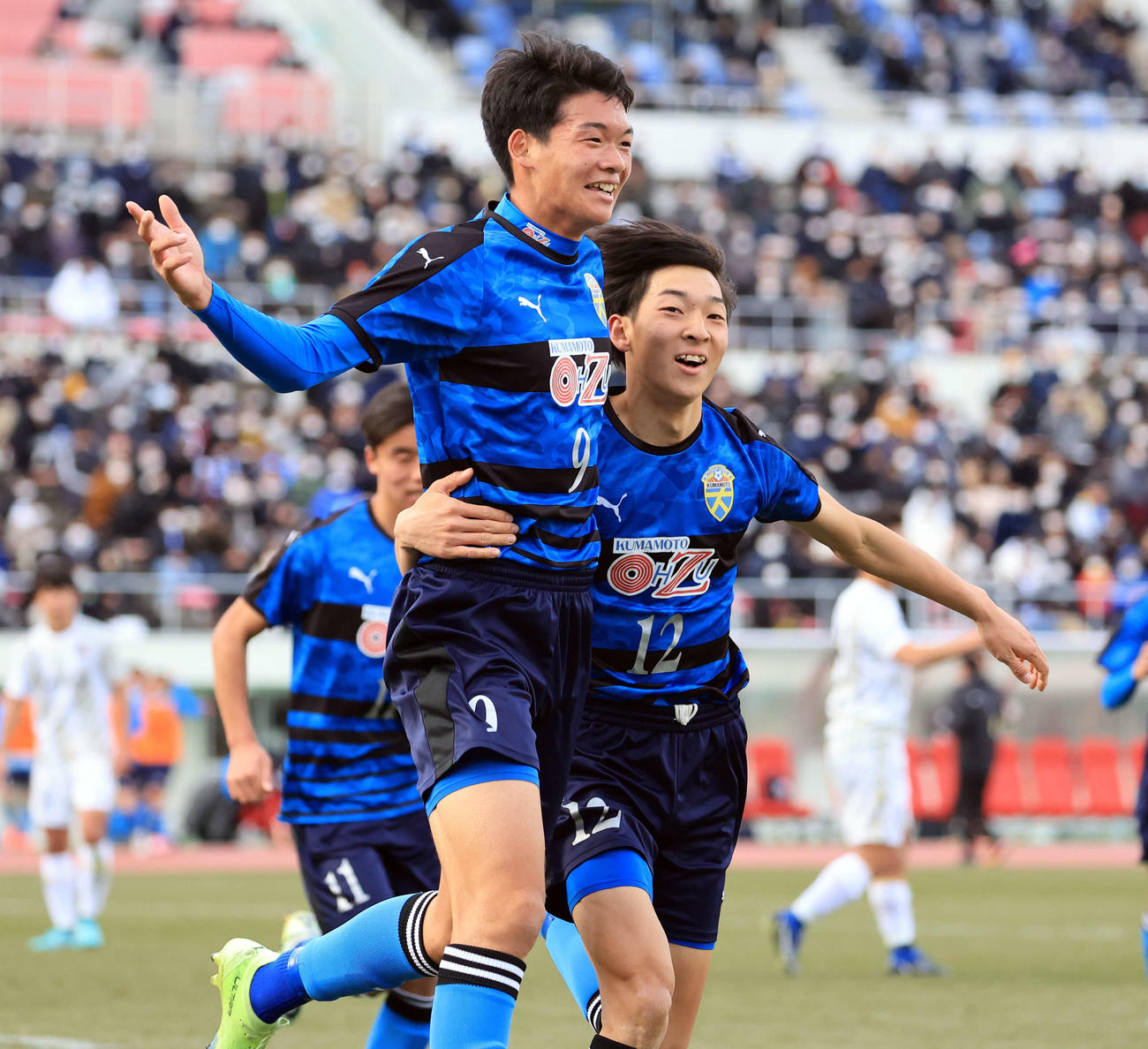 日本文理対大津　後半、チーム2点目のゴールを決めた大津FW小林（左）は、アシストのDF田辺と肩を組み喜ぶ（撮影・浅見桂子）