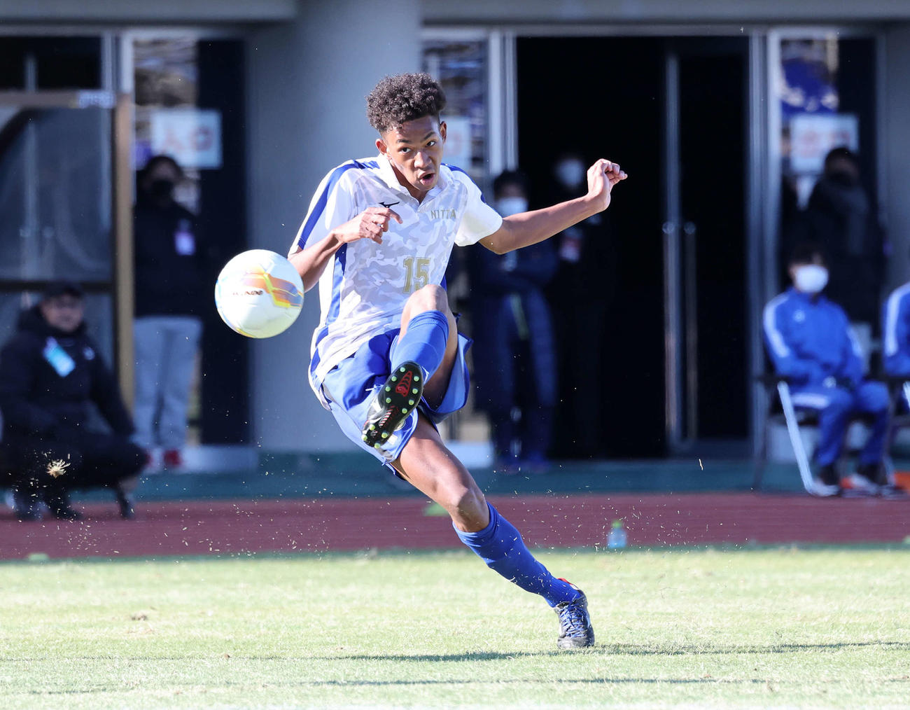 日体大柏対飯塚　後半、シュートを放つ日体大柏・オウイエ（撮影・鈴木正人）