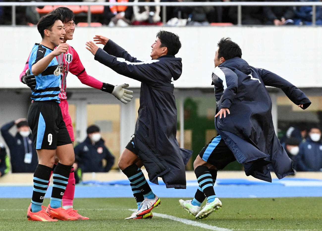 岡山学芸館対国学院久我山　PK戦の末国学院久我山に勝利し、笑顔を見せる岡山学芸館GK平塚（左から2人目）（撮影・たえ見朱実）