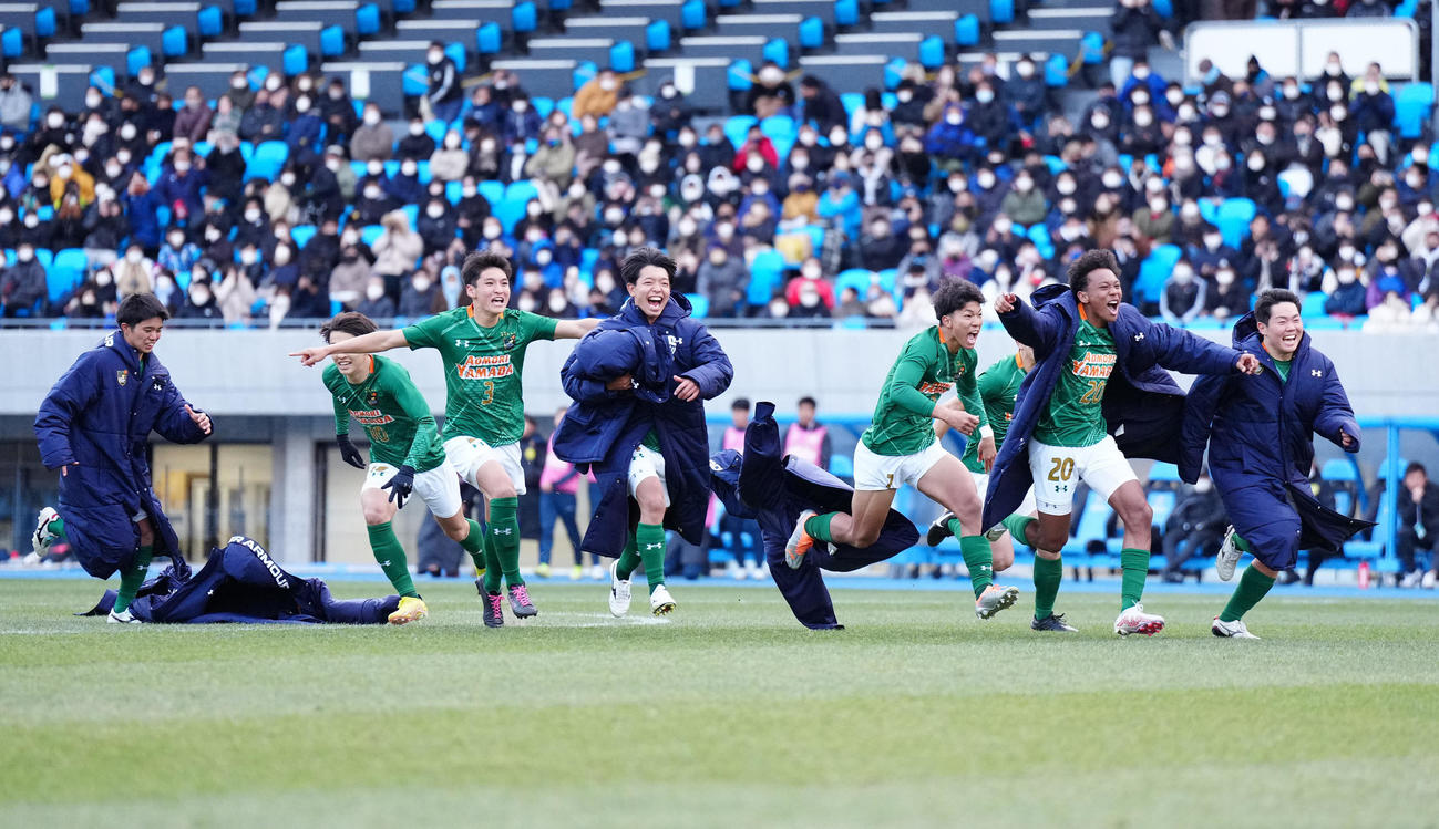 PK戦で勝利し歓喜する青森山田の選手たち（撮影・江口和貴）