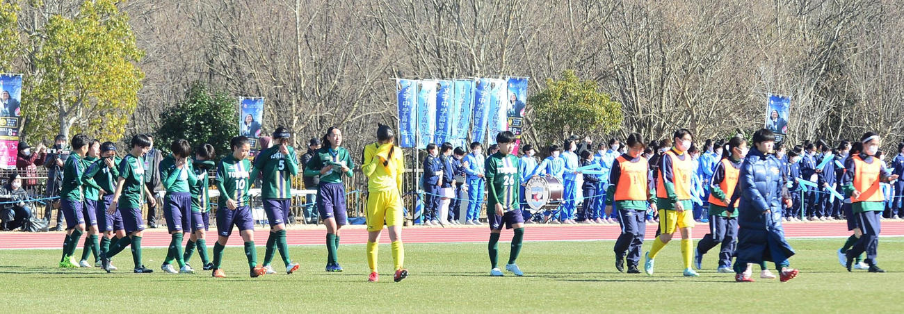 準々決勝敗退に肩を落とす常盤木学園イレブン