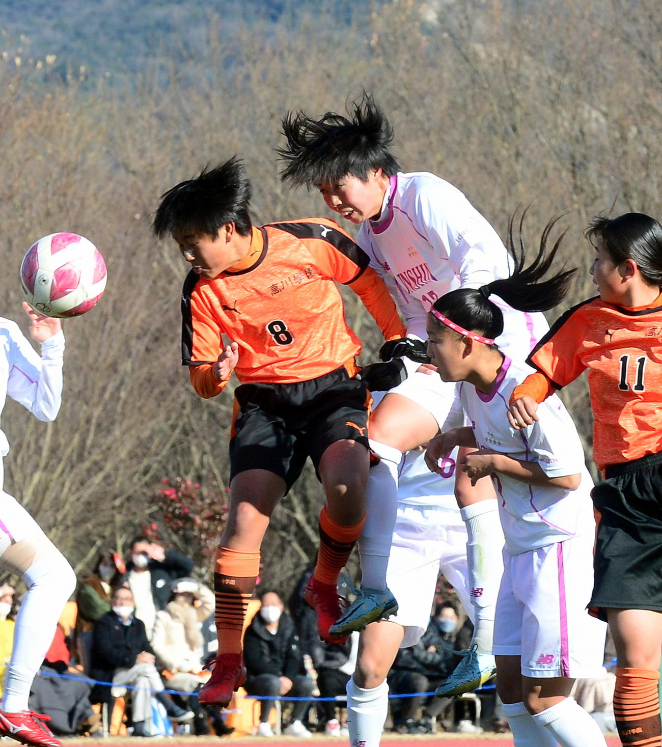 前半、ヘディングでゴールに迫る藤枝順心・高岡（中央奥）