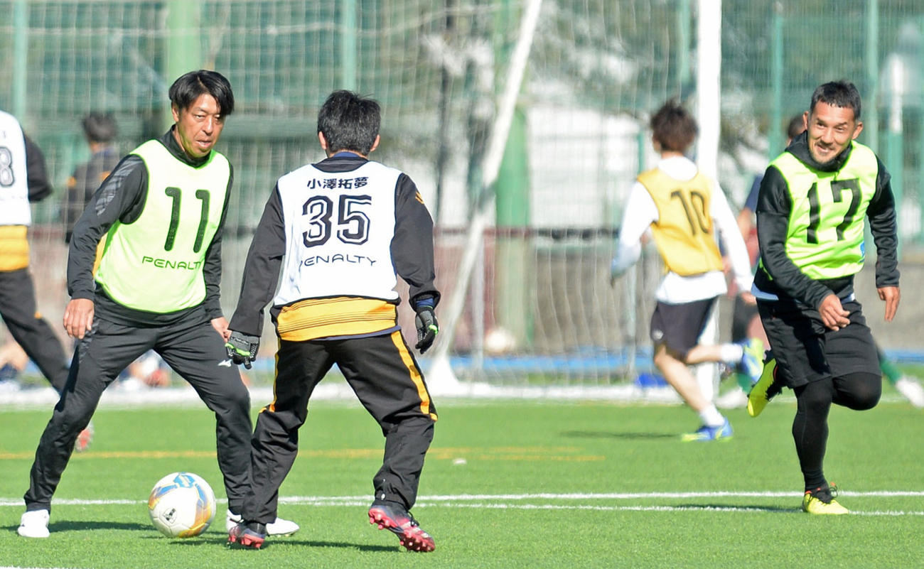 OBの一員として試合に出場する沼津伊東（右）と清水ユースの沢登監督（左）