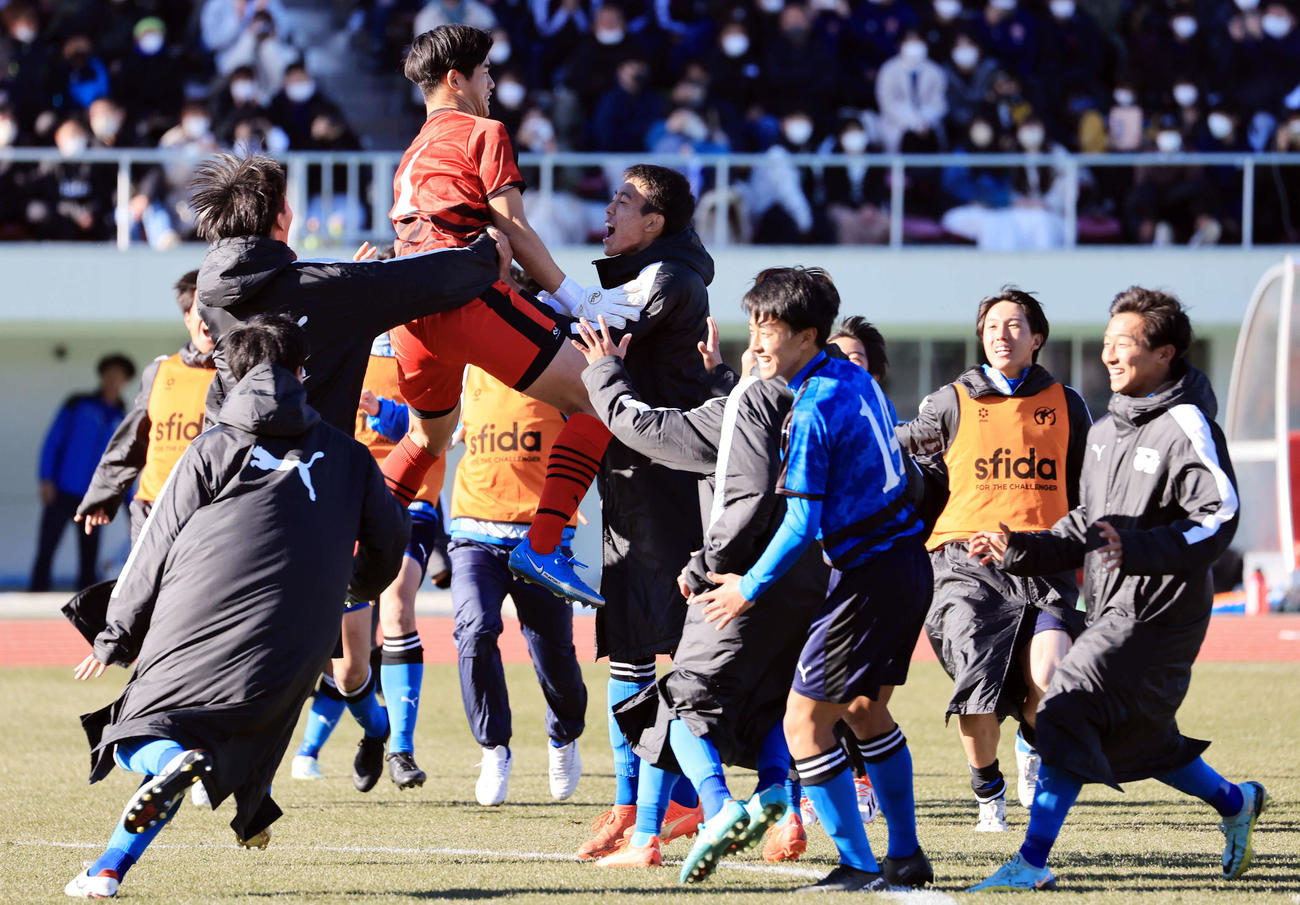 前橋育英対大津　PK戦を制して、好セーブしたGK西星哉（上）に飛びついて大喜びする大津イレブン（撮影・浅見桂子）