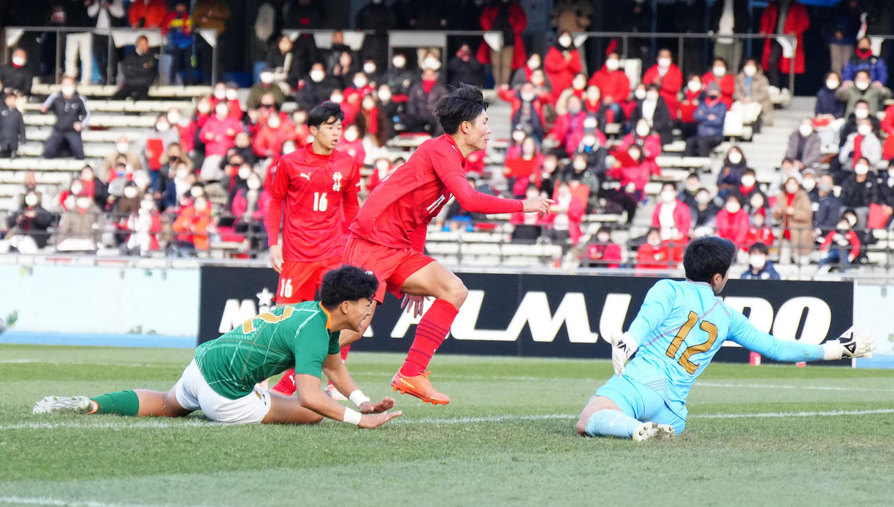 青森山田対神村学園　後半、勝ち越しゴールを決めた神村学園・福田（中央）（撮影・江口和貴）