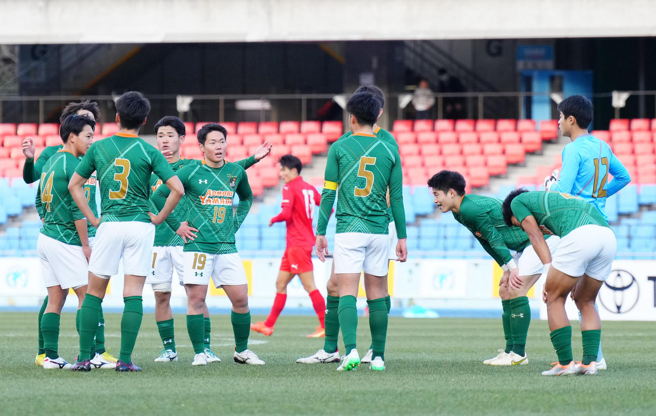 青森山田対神村学園　後半、神村学園・福田（後方）に勝ち越しゴールを決められ、円陣を組む青森山田の選手たち（撮影・江口和貴）