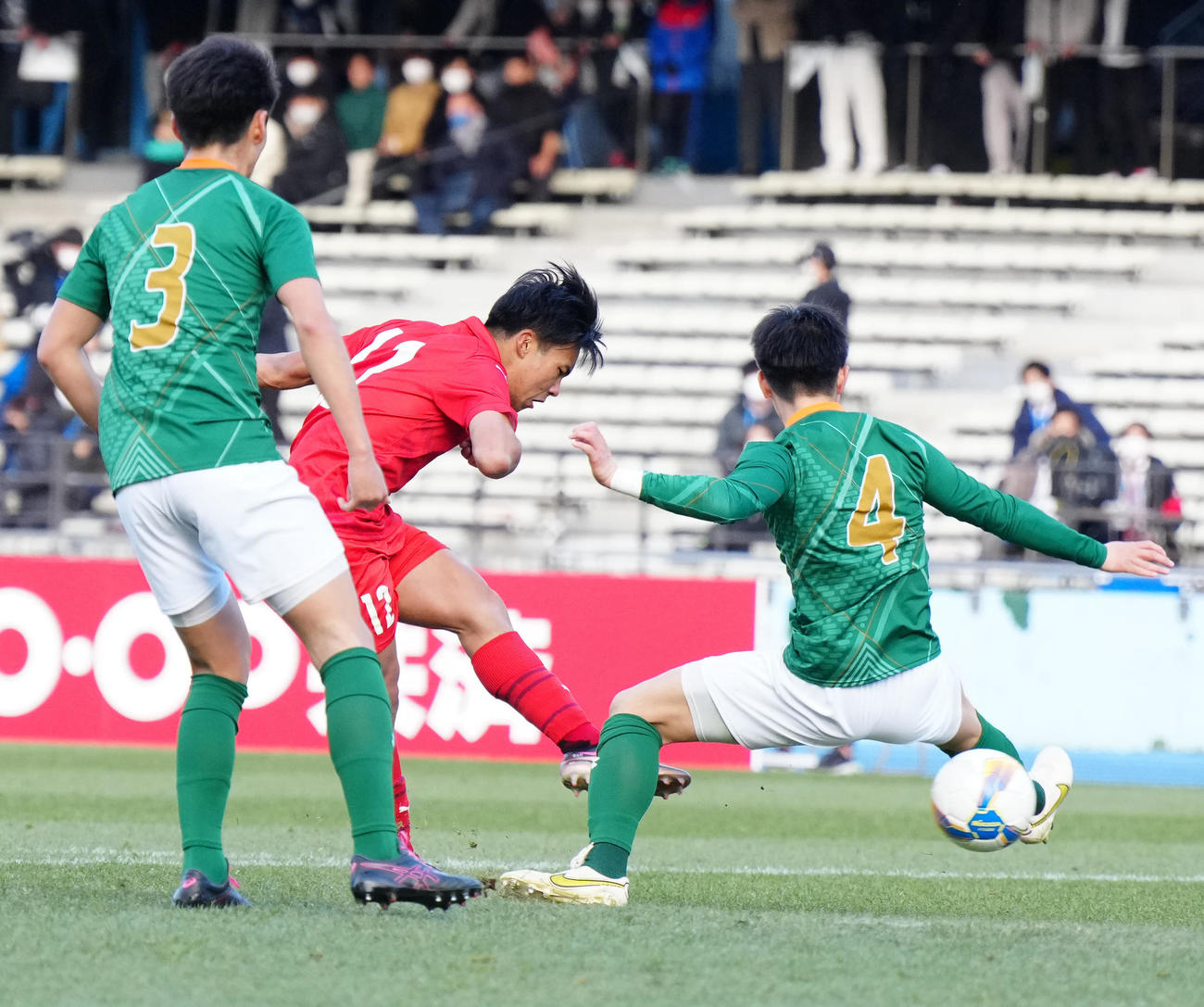 青森山田対神村学園　後半、同点ゴールを決める神村学園・西丸（中央）（撮影・江口和貴）
