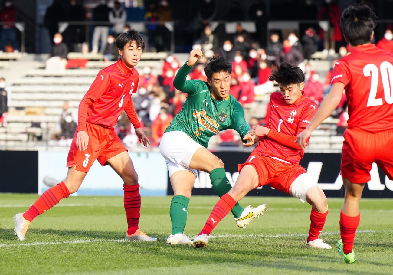 青森山田対神村学園　前半、先制ゴールを決める青森山田・中山（中央）（撮影・江口和貴）