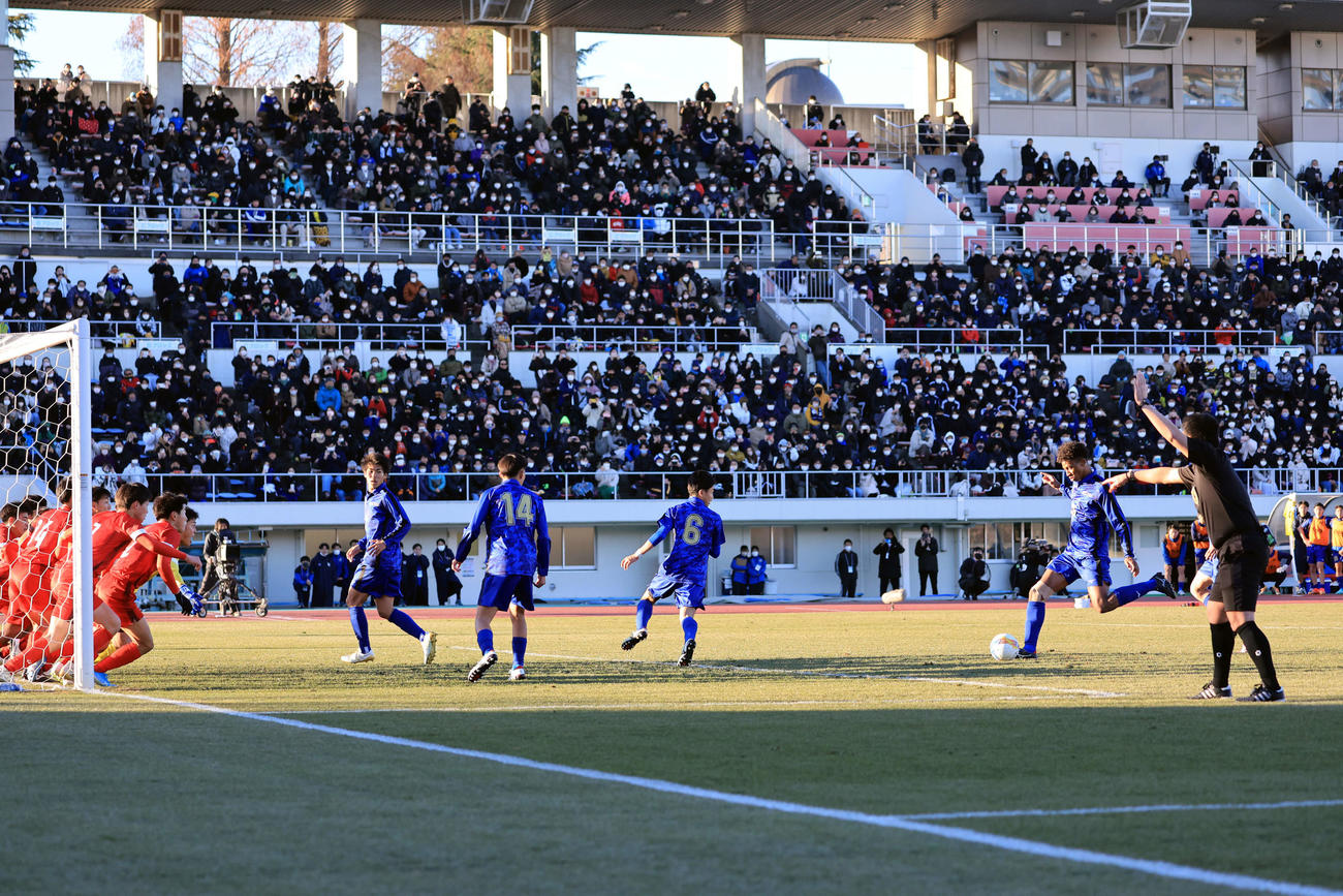日体大柏対東山　後半、間接FKで、フェイントをかけながら4人目のオウイエが蹴る変則FKを披露した日体大柏（撮影・浅見桂子）