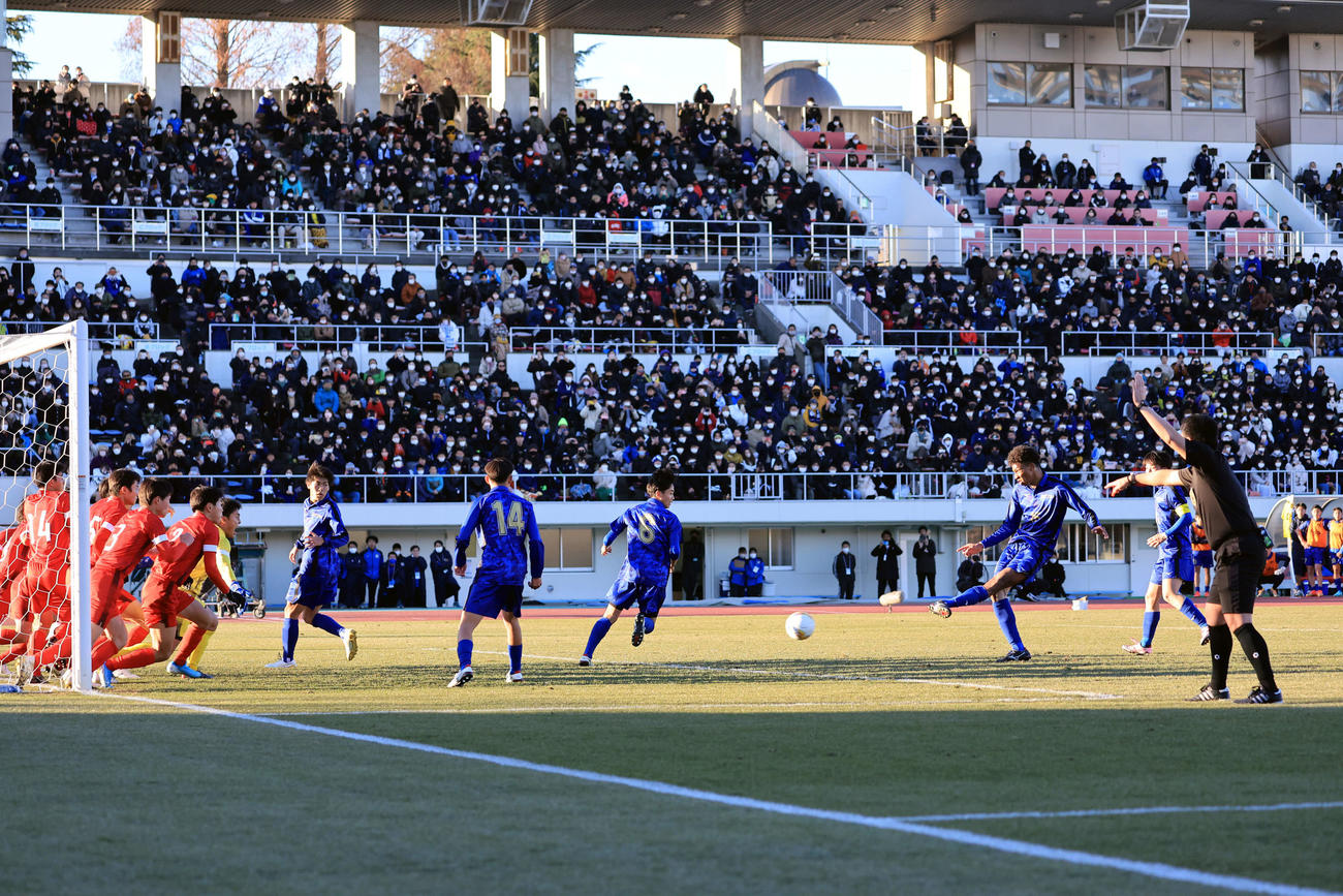 日体大柏対東山　後半、間接FKで、フェイントをかけながら4人目のオウイエが蹴る変則FKを披露した日体大柏（撮影・浅見桂子）