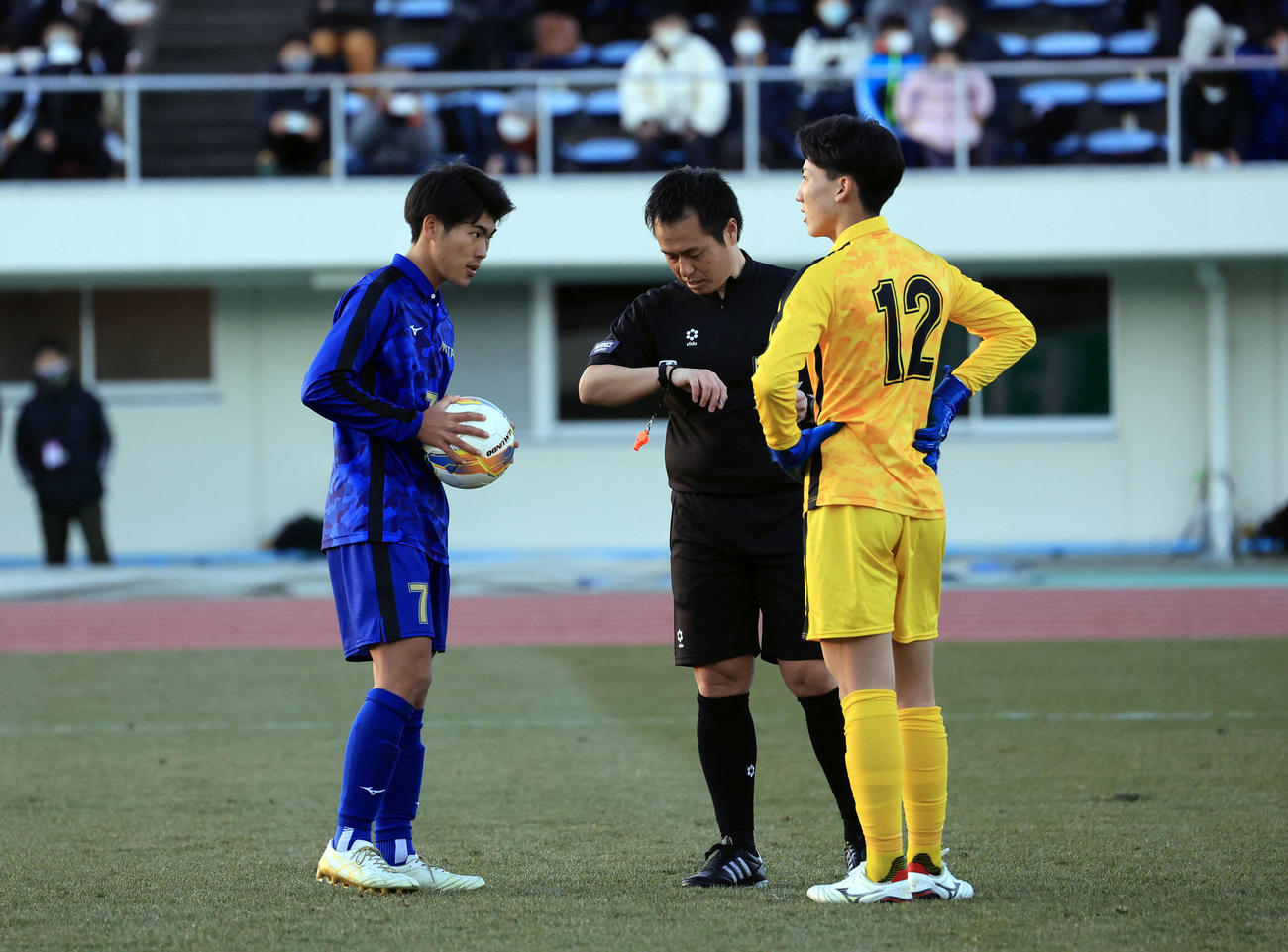 日体大柏対東山　PK戦で日体大柏4人目が蹴る前、午後4時の時報の童謡が流れるのを待つインターバルが取られた（撮影・浅見桂子）