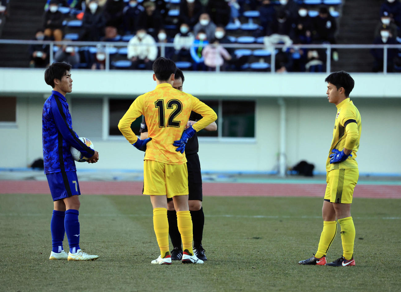 日体大柏対東山　PK戦で日体大柏4人目が蹴る前、午後4時の時報の童謡が流れるのを待つインターバルが取られた（撮影・浅見桂子）