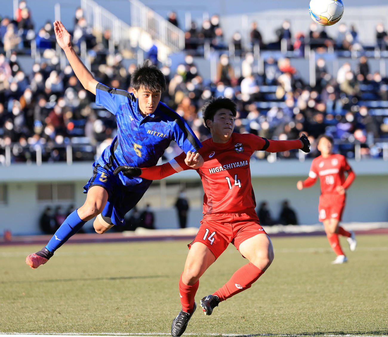 日体大柏対東山　前半、ボールを競り合う日体大柏・柴田（左）と東山・北村（撮影・浅見桂子）