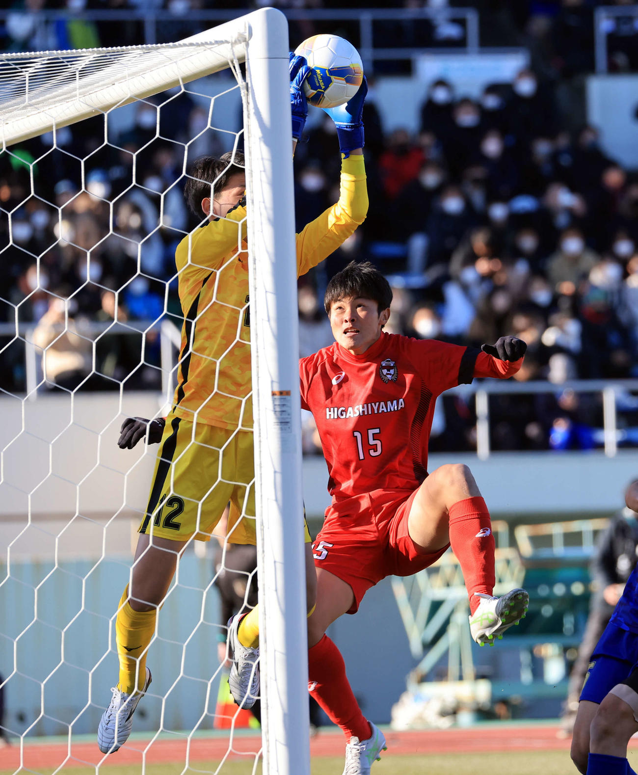 日体大柏対東山　前半、ゴール前のボールに飛び込む東山・豊嶋（右）（撮影・浅見桂子）