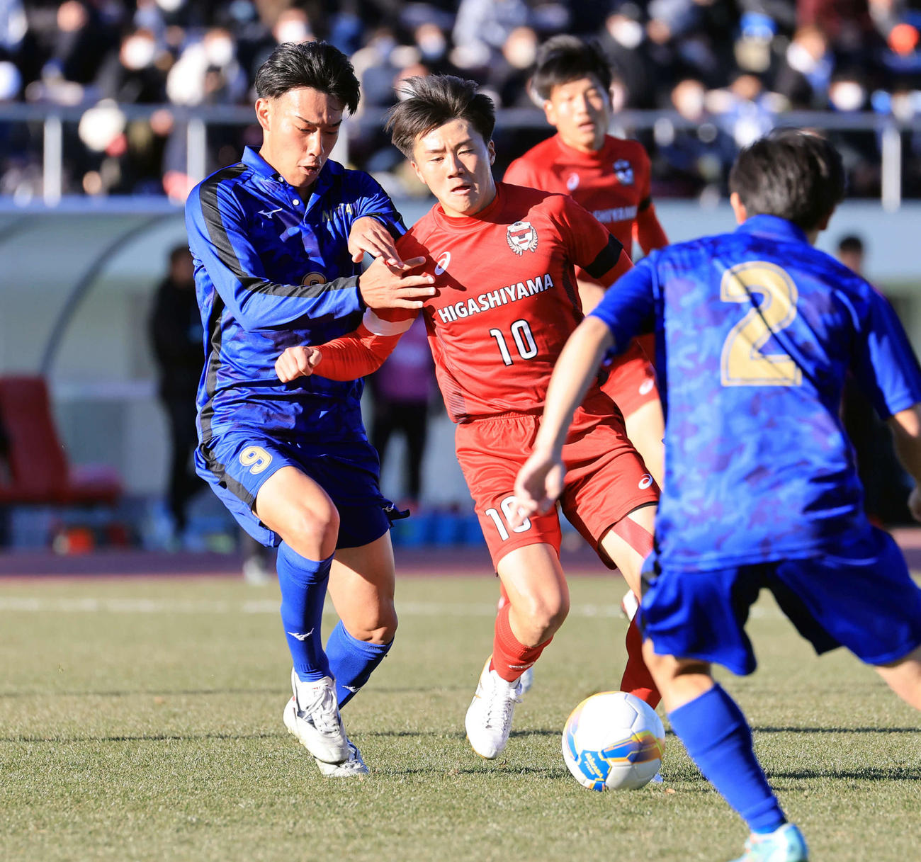 日体大柏対東山　前半、ボールを競り合う日体大柏・平野（左）と東山・阪田（撮影・浅見桂子）