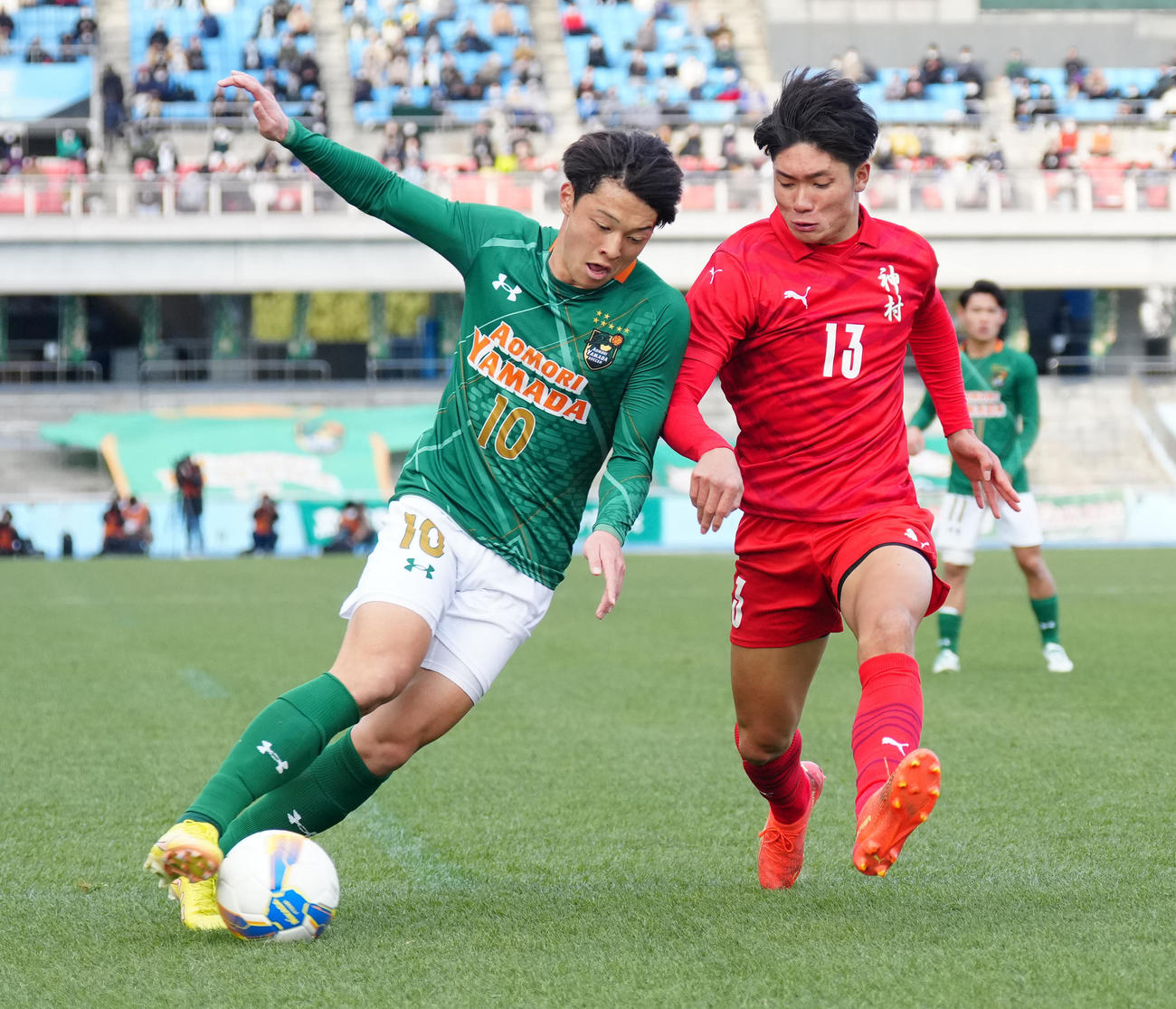 前半、ドリブル突破を試みる青森山田・小湊（左）。右は神村学園・福田