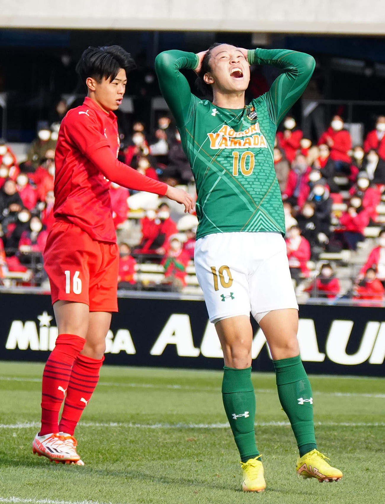 前半、ヘディングでシュートを放つも決めきれず、頭を抱える青森山田・小湊（右）