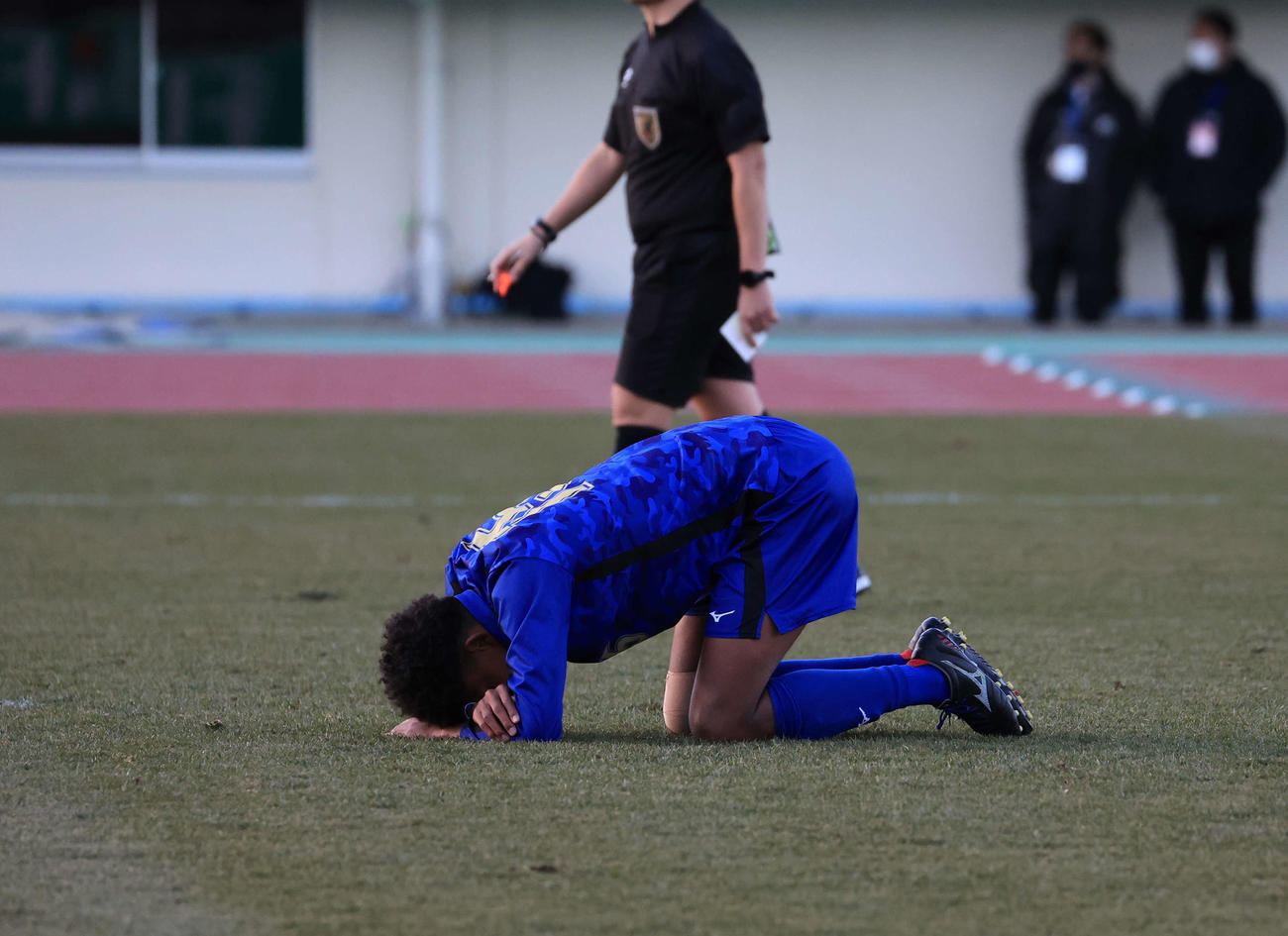日体大柏対東山　PK戦での5本目を阻止され頭を抱えて崩れる日体大柏・オウイエ（撮影・浅見桂子）